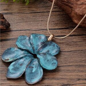 🩵 Artisan Boho Style Hand Painted Blue Flower Pendant Necklace 🩵